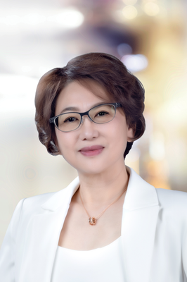 Portrait of Chen Chen, REALTOR® | NRLUX